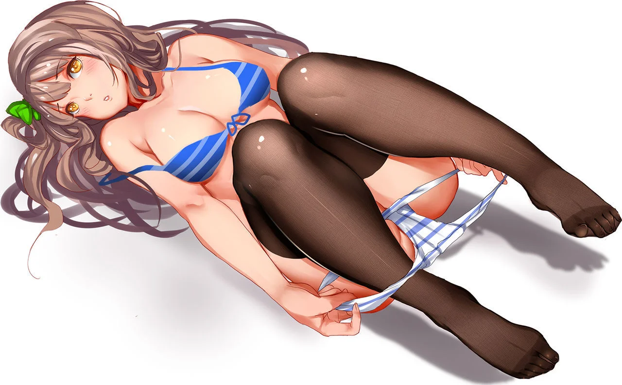 Kotori Minami Deitada Tirando A Calcinha