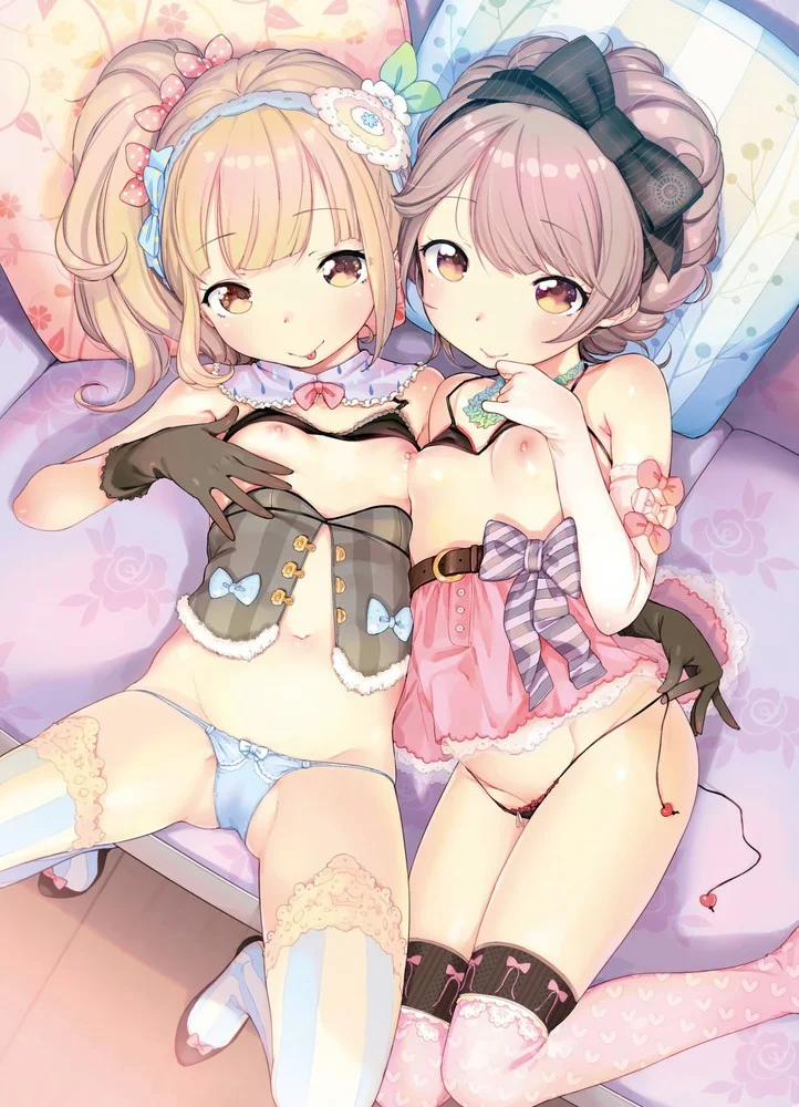Duas Lolis Deitadas Mostrando Os Peitinhos