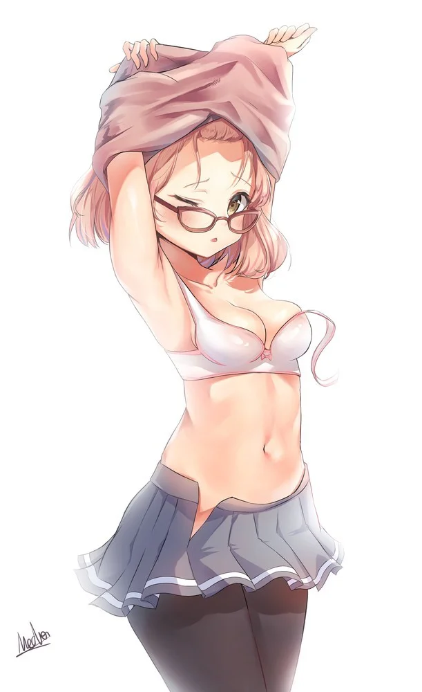 Mirai Kuriyama Tirando As Roupas