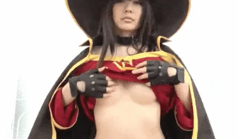 Cosplay Da Megumin Mostrando Os Peitos